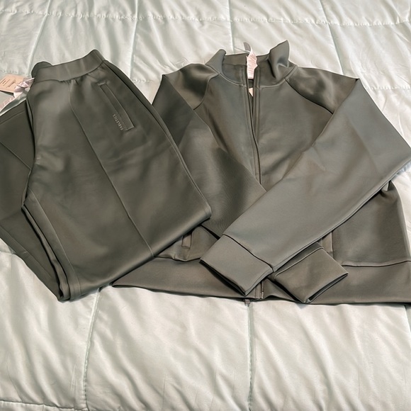 Brand new Fabletics set. - Picture 5 of 6